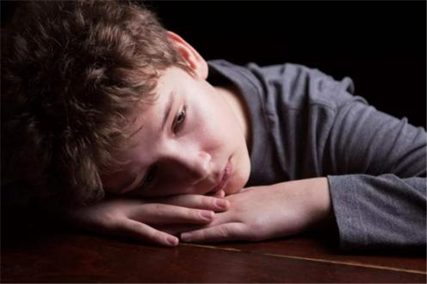 自卑會遺傳嗎 自卑是什么原因?qū)е碌? alt=