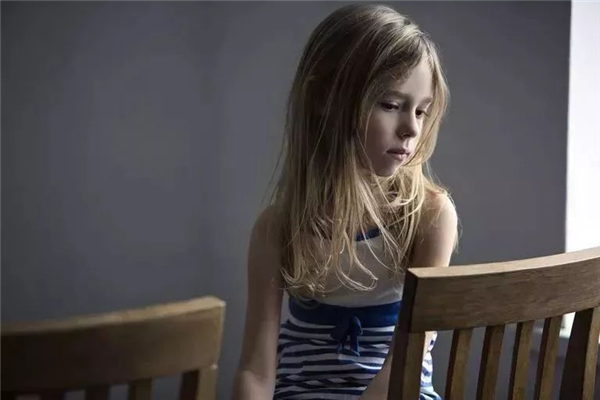 自卑會遺傳嗎 自卑是什么原因?qū)е碌? alt=