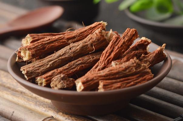 丹參泡水可以天天喝嗎 丹參泡水喝一天喝多少 丹參泡水可以天天喝嗎 丹參泡水喝一天喝多少