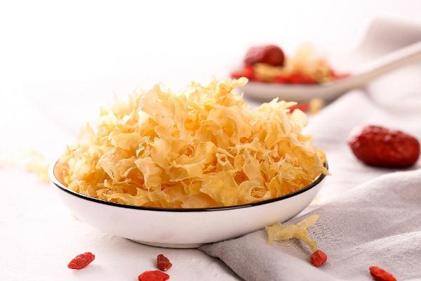 銀耳對(duì)女人有什么功效 女人吃銀耳有什么好處 銀耳對(duì)女人有什么功效 女人吃銀耳有什么好處