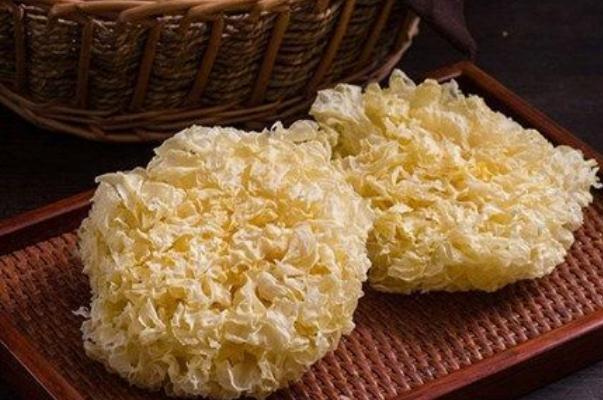 銀耳對(duì)女人有什么功效 女人吃銀耳有什么好處 銀耳對(duì)女人有什么功效 女人吃銀耳有什么好處