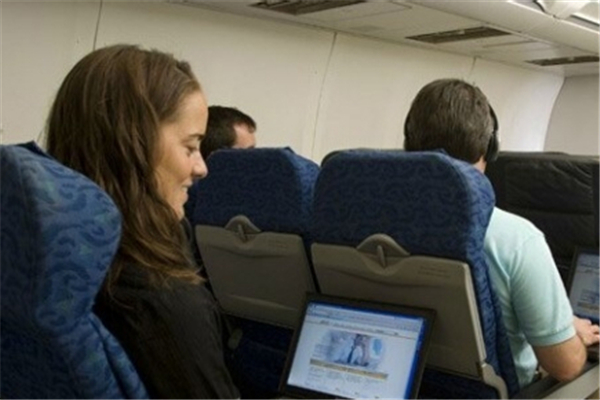 坐飛機(jī)時(shí)耳朵刺痛難忍怎么辦 坐飛機(jī)時(shí)耳朵刺痛是怎么回事 坐飛機(jī)時(shí)耳朵刺痛難忍怎么辦 坐飛機(jī)時(shí)耳朵刺痛是怎么回事