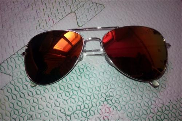 太陽(yáng)鏡買(mǎi)什么顏色的好 太陽(yáng)鏡顏色深好還是淺好 太陽(yáng)鏡買(mǎi)什么顏色的好 太陽(yáng)鏡顏色深好還是淺好