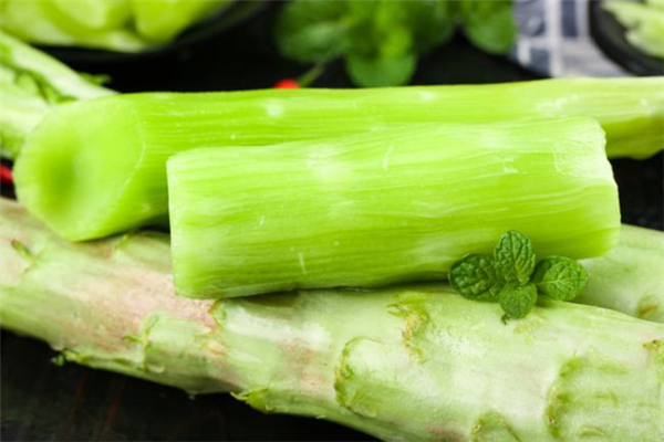 萵筍隔夜變紅了還能吃嗎 萵筍可以放冰箱嗎 萵筍隔夜變紅了還能吃嗎 萵筍可以放冰箱嗎