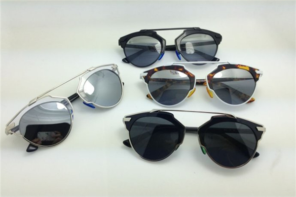 太陽(yáng)鏡偏光和不偏光的區(qū)別 太陽(yáng)鏡偏光和不偏光哪個(gè)好 太陽(yáng)鏡偏光和不偏光的區(qū)別 太陽(yáng)鏡偏光和不偏光哪個(gè)好