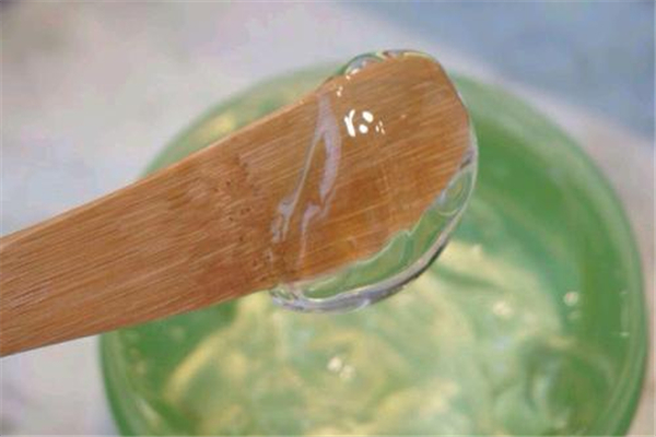 蘆薈膠涂臉上有點(diǎn)刺疼是為什么 蘆薈膠涂臉上要洗嗎 蘆薈膠涂臉上有點(diǎn)刺疼是為什么 蘆薈膠涂臉上要洗嗎