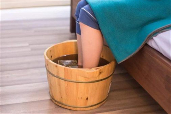 泡腳時要喝水嗎 泡腳注意事項(xiàng)有哪些 泡腳時要喝水嗎 泡腳注意事項(xiàng)有哪些