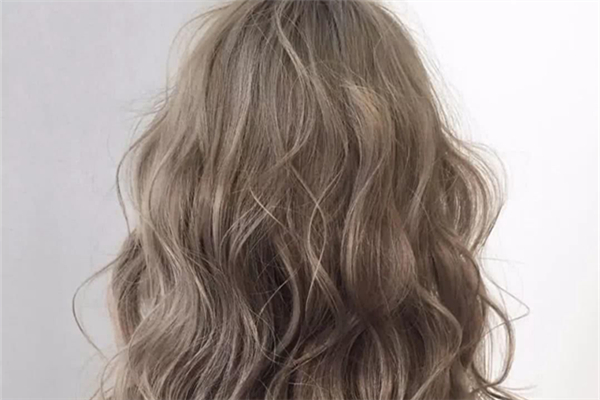 燙發(fā)和染發(fā)可以同時進行嗎 燙發(fā)和染發(fā)的先后順序 燙發(fā)和染發(fā)可以同時進行嗎 燙發(fā)和染發(fā)的先后順序