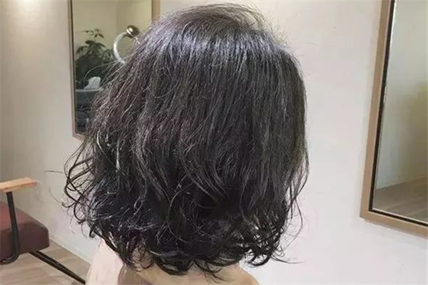 燙發(fā)不卷怎么回事 燙發(fā)不卷怎么補救 燙發(fā)不卷怎么回事 燙發(fā)不卷怎么補救