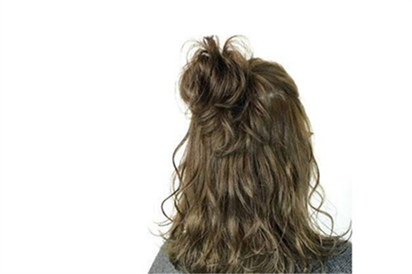 燙發(fā)后頭發(fā)干枯毛躁怎么護(hù)理 燙發(fā)后頭發(fā)變黃怎么辦 燙發(fā)后頭發(fā)干枯毛躁怎么護(hù)理 燙發(fā)后頭發(fā)變黃怎么辦