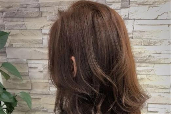 燙發(fā)和染發(fā)可以同時進行嗎 燙發(fā)和染發(fā)的先后順序 燙發(fā)和染發(fā)可以同時進行嗎 燙發(fā)和染發(fā)的先后順序