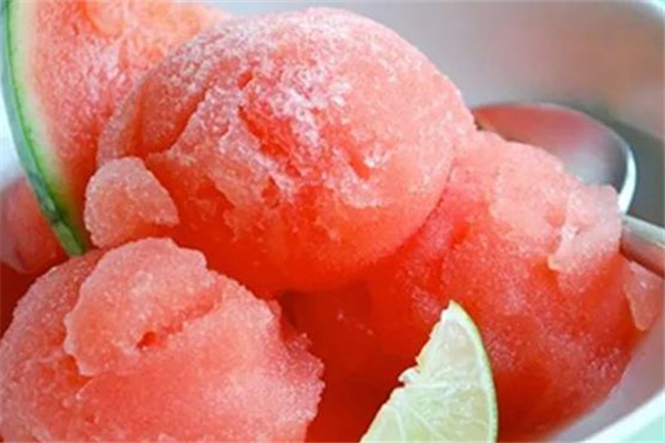 冰西瓜有細(xì)菌嗎 西瓜冰鎮(zhèn)幾個小時為宜 冰西瓜有細(xì)菌嗎 西瓜冰鎮(zhèn)幾個小時為宜