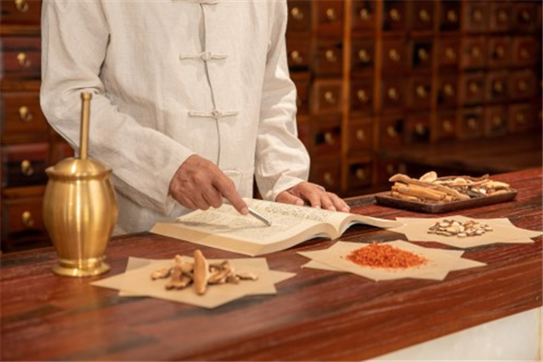 冬病夏治為什么三伏天要治濕寒呢 冬病夏治要注意什么 冬病夏治為什么三伏天要治濕寒呢 冬病夏治要注意什么