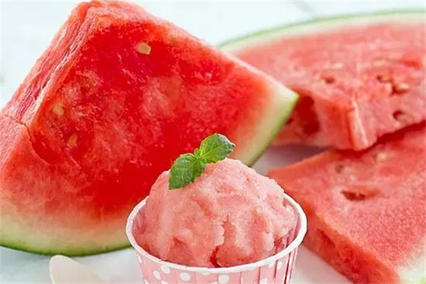 冰西瓜吃多了會怎么樣 冰西瓜的功效和作用 冰西瓜吃多了會怎么樣 冰西瓜的功效和作用