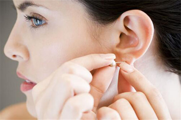 耳洞旁邊長(zhǎng)了個(gè)小疙瘩 耳洞旁邊有小疙瘩怎么辦 耳洞旁邊長(zhǎng)了個(gè)小疙瘩 耳洞旁邊有小疙瘩怎么辦