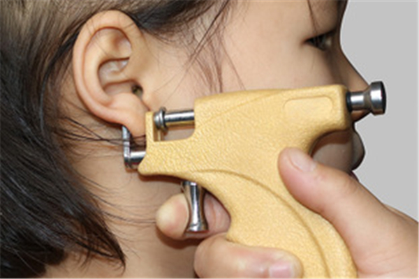 打耳洞可以吃辣的嗎 打耳洞吃辣的會(huì)發(fā)炎嗎 打耳洞可以吃辣的嗎 打耳洞吃辣的會(huì)發(fā)炎嗎