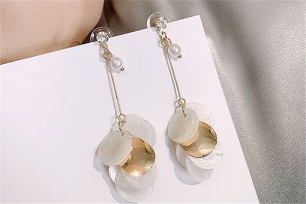 耳洞打哪個位置好看 耳洞打歪了怎么辦 耳洞打哪個位置好看 耳洞打歪了怎么辦