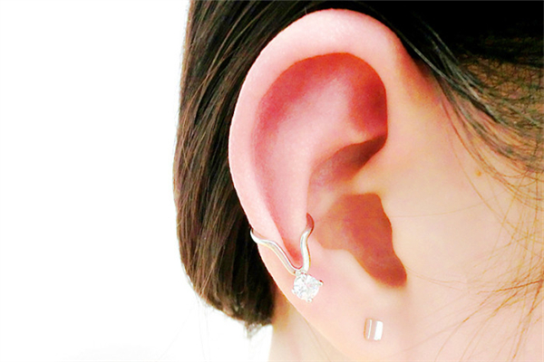 耳洞旁邊長(zhǎng)了個(gè)小疙瘩 耳洞旁邊有小疙瘩怎么辦 耳洞旁邊長(zhǎng)了個(gè)小疙瘩 耳洞旁邊有小疙瘩怎么辦