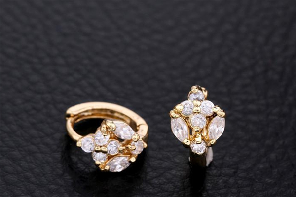 耳洞打哪個位置好看 耳洞打歪了怎么辦 耳洞打哪個位置好看 耳洞打歪了怎么辦