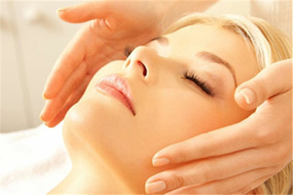 夏季肌膚容易出現(xiàn)的問題 夏季肌膚護理要點 夏季肌膚容易出現(xiàn)的問題 夏季肌膚護理要點