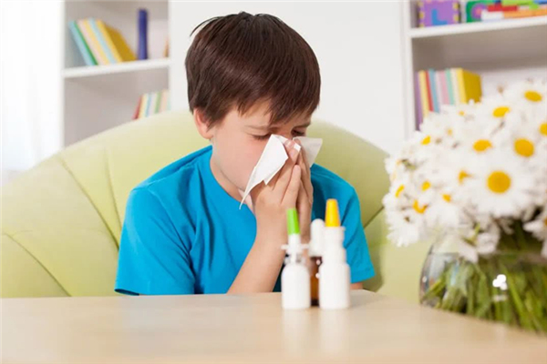 過敏性鼻炎在哪個季節(jié)容易復(fù)發(fā) 過敏性鼻炎在家嚴(yán)重在外緩解 過敏性鼻炎在哪個季節(jié)容易復(fù)發(fā) 過敏性鼻炎在家嚴(yán)重在外緩解