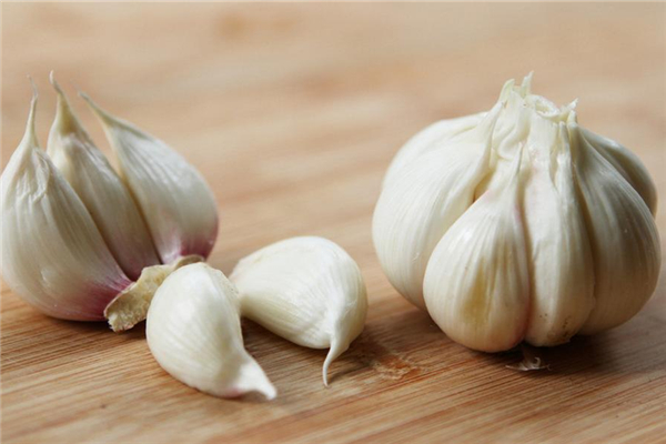 大蒜對(duì)肝臟有傷害嗎 大蒜對(duì)痛風(fēng)有影響嗎 大蒜對(duì)肝臟有傷害嗎 大蒜對(duì)痛風(fēng)有影響嗎