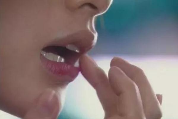 唇炎可以涂潤唇膏嗎 唇炎可以涂凡士林嗎 唇炎可以涂潤唇膏嗎 唇炎可以涂凡士林嗎