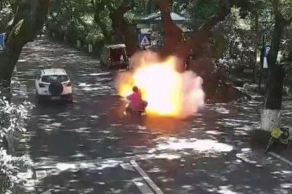 電瓶車行駛中爆燃 燒傷女孩病危 電瓶車行駛中爆燃 燒傷女孩病危