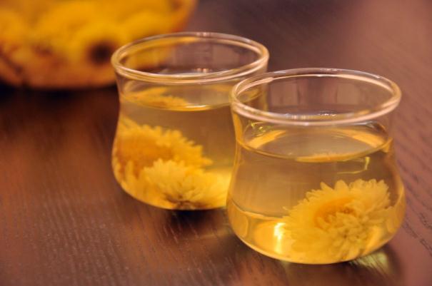 菊花茶是白菊花好還是黃菊花好 菊花茶是泡的好還是煮的好 菊花茶是白菊花好還是黃菊花好 菊花茶是泡的好還是煮的好