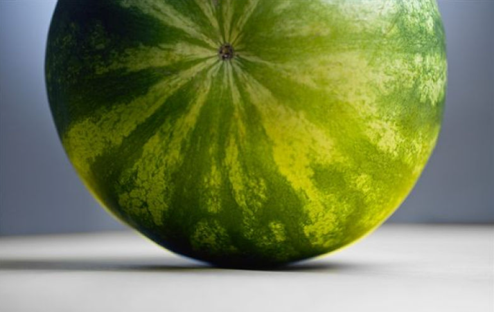 為什么西瓜冰了以后更甜 西瓜切了能過夜第二天吃嗎 為什么西瓜冰了以后更甜 西瓜切了能過夜第二天吃嗎
