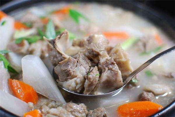 羊湯煮出來(lái)為什么是綠色的 羊湯有膻味怎么辦 羊湯煮出來(lái)為什么是綠色的 羊湯有膻味怎么辦