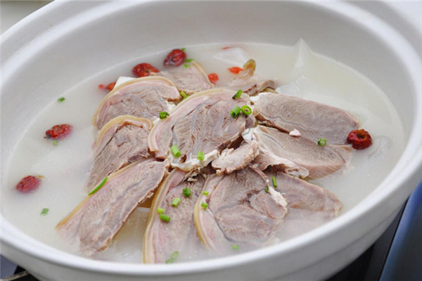 羊湯煮出來(lái)為什么是綠色的 羊湯有膻味怎么辦 羊湯煮出來(lái)為什么是綠色的 羊湯有膻味怎么辦