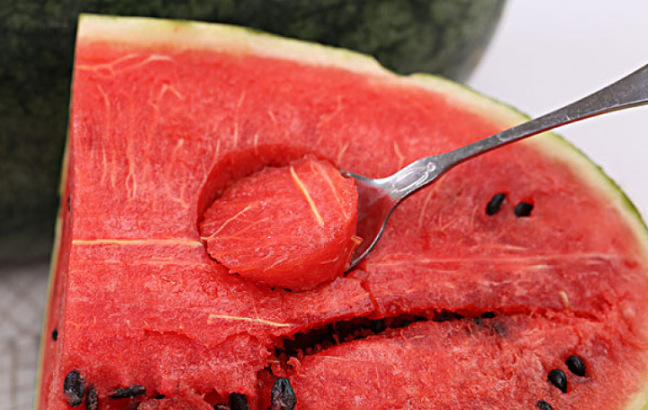 黃瓤西瓜和紅的有啥區(qū)別 黃瓤西瓜功效與作用 黃瓤西瓜和紅的有啥區(qū)別 黃瓤西瓜功效與作用