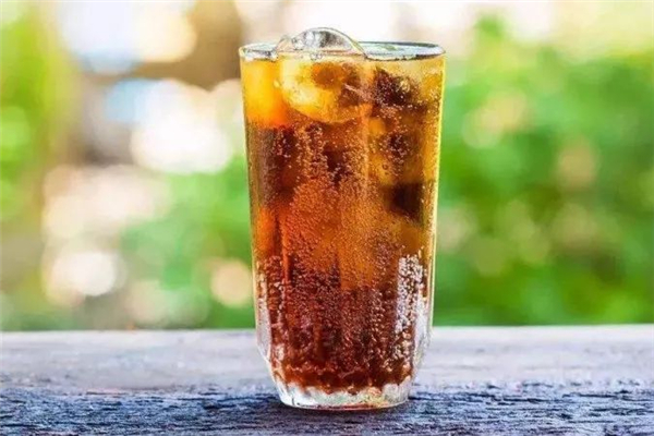 可樂(lè)隔夜能不能喝 可樂(lè)喝多了對(duì)身體有什么危害 可樂(lè)隔夜能不能喝 可樂(lè)喝多了對(duì)身體有什么危害