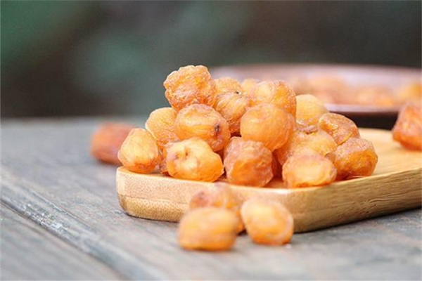 龍眼肉可以泡酒嗎 龍眼肉泡酒有什么功效和作用 龍眼肉可以泡酒嗎 龍眼肉泡酒有什么功效和作用