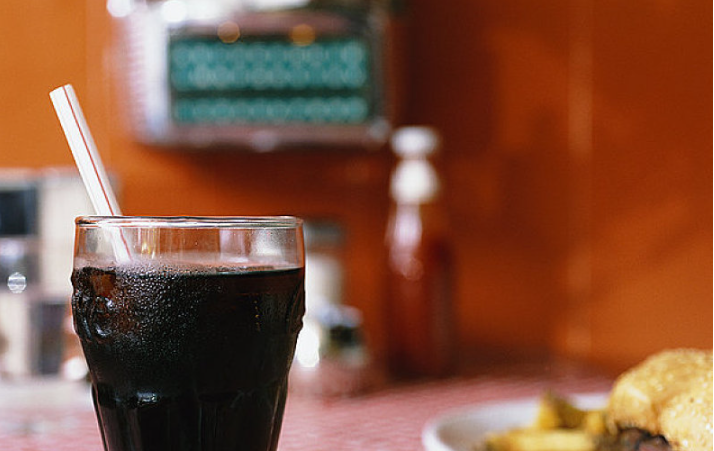 為什么冰可樂(lè)比常溫可樂(lè)更好喝 可樂(lè)燒開(kāi)后有危害嗎 為什么冰可樂(lè)比常溫可樂(lè)更好喝 可樂(lè)燒開(kāi)后有危害嗎