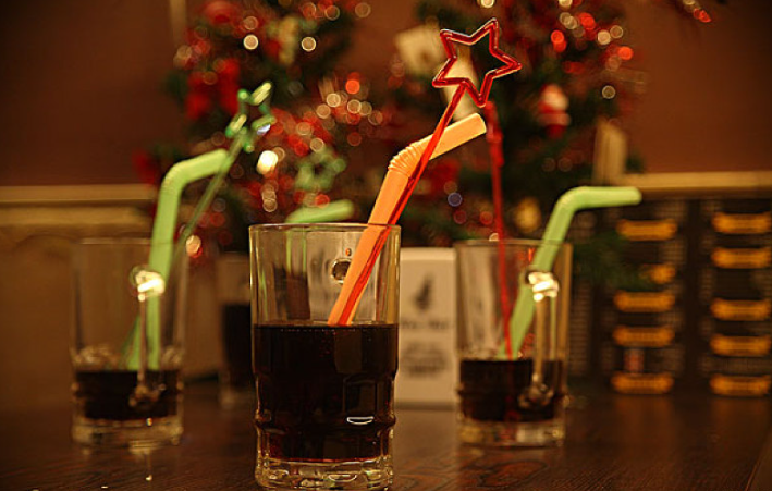 罐裝可樂能帶上飛機嗎 罐裝可樂和瓶裝可樂哪個劃算 罐裝可樂能帶上飛機嗎 罐裝可樂和瓶裝可樂哪個劃算