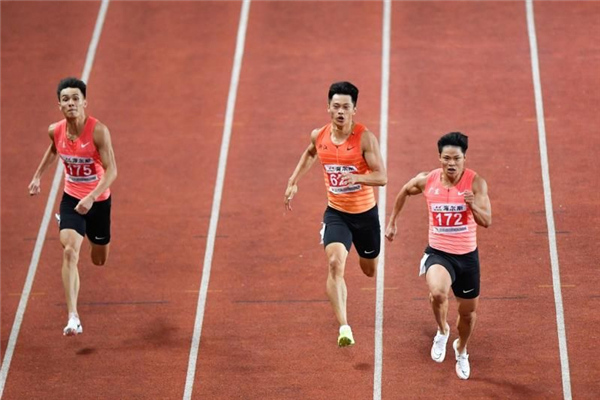 蘇炳添身披國旗哽咽完成了夢想 百米大戰(zhàn)奪冠運動員 蘇炳添身披國旗哽咽完成了夢想 百米大戰(zhàn)奪冠運動員