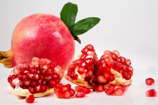 石榴的營養(yǎng)價(jià)值與功效 哪些人不適宜吃石榴 石榴的營養(yǎng)價(jià)值與功效 哪些人不適宜吃石榴