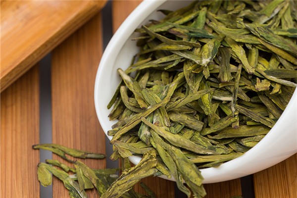 西湖龍井用多少度的水來泡 西湖龍井的口感和特點(diǎn)