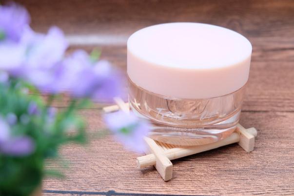 素顏霜要用卸妝水卸嗎 素顏霜要定妝粉么 素顏霜要用卸妝水卸嗎 素顏霜要定妝粉么