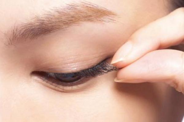 戴假睫毛對(duì)眼睛有害嗎 假睫毛會(huì)傷害真睫毛嗎 戴假睫毛對(duì)眼睛有害嗎 假睫毛會(huì)傷害真睫毛嗎