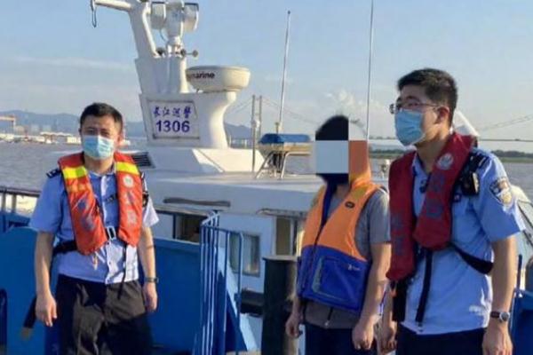 男子為回?fù)P州套游泳圈強渡長江 游泳體力不支怎么辦