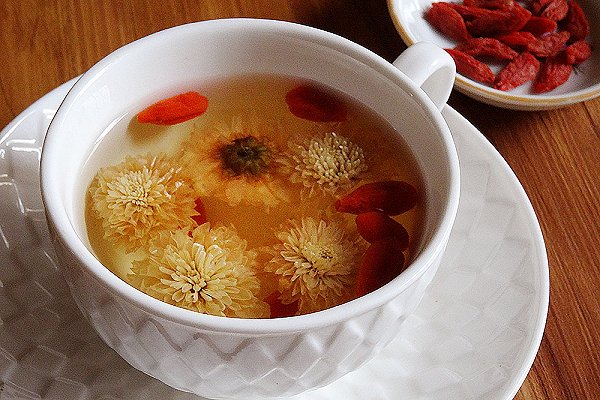 菊花茶的正確沖泡方式 夏季喝菊花茶好嗎 菊花茶的正確沖泡方式 夏季喝菊花茶好嗎