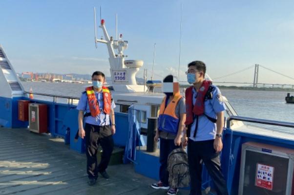 男子為回?fù)P州套游泳圈強(qiáng)渡長江 游泳體力不支怎么辦 男子為回?fù)P州套游泳圈強(qiáng)渡長江 游泳體力不支怎么辦