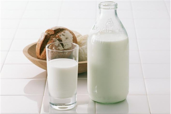 羊奶要煮開(kāi)了喝嗎 羊奶煮沸了還有營(yíng)養(yǎng)嗎 羊奶要煮開(kāi)了喝嗎 羊奶煮沸了還有營(yíng)養(yǎng)嗎