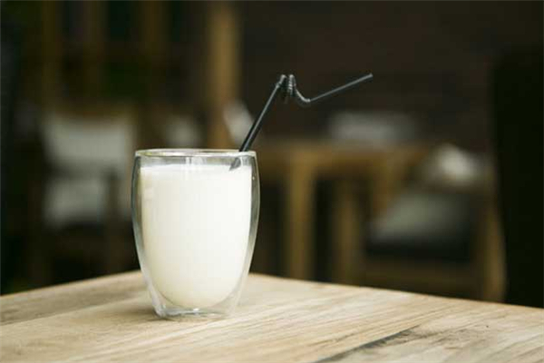 羊奶要煮開(kāi)了喝嗎 羊奶煮沸了還有營(yíng)養(yǎng)嗎 羊奶要煮開(kāi)了喝嗎 羊奶煮沸了還有營(yíng)養(yǎng)嗎