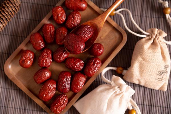 紅棗要不要去皮 紅棗有補(bǔ)血的功效嗎 紅棗要不要去皮 紅棗有補(bǔ)血的功效嗎