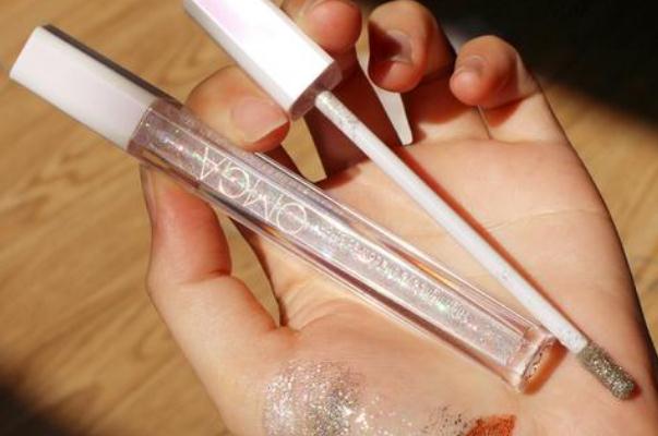 高光液怎么上妝比較自然 過(guò)期的高光能用嗎 高光液怎么上妝比較自然 過(guò)期的高光能用嗎