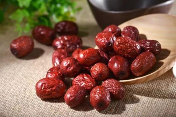 紅棗要不要去皮 紅棗有補(bǔ)血的功效嗎 紅棗要不要去皮 紅棗有補(bǔ)血的功效嗎